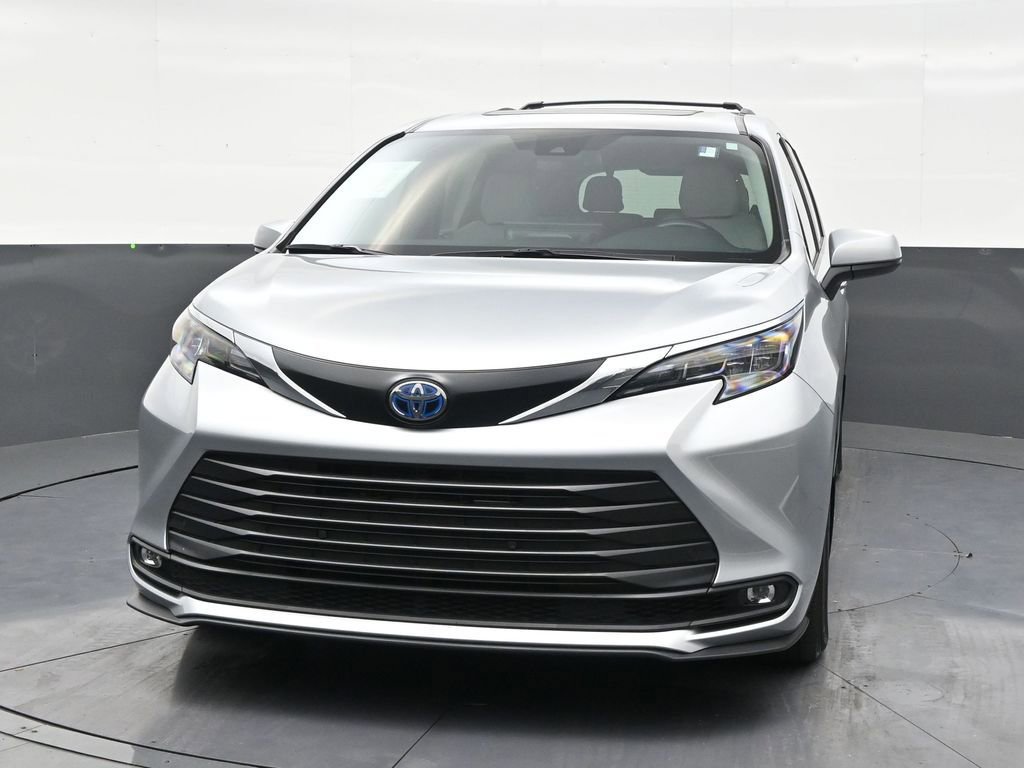 Used 2025 Toyota Sienna XLE image 8