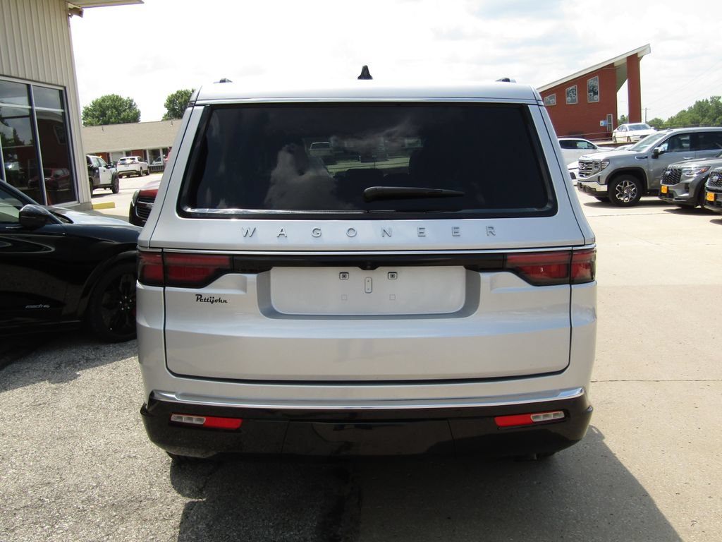 Used 2025 Jeep Wagoneer L Series II AWD/4WD image 4