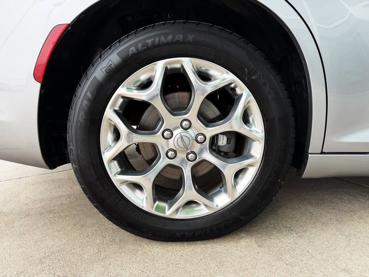 Used 2017 Chrysler 300 C Platinum image 45