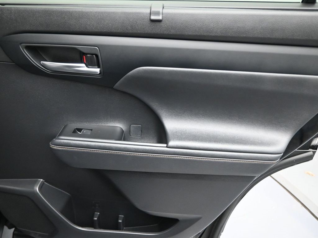 Used 2023 Toyota Highlander Bronze Edition image 26