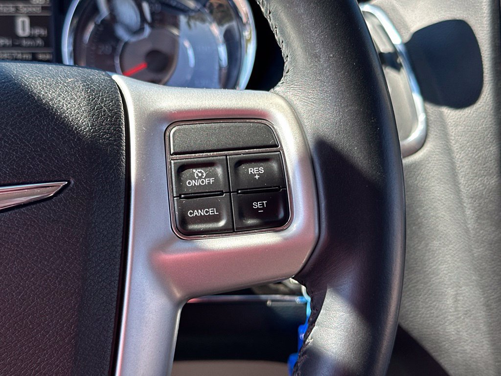 Used 2014 Chrysler Town & Country Touring FWD image 32