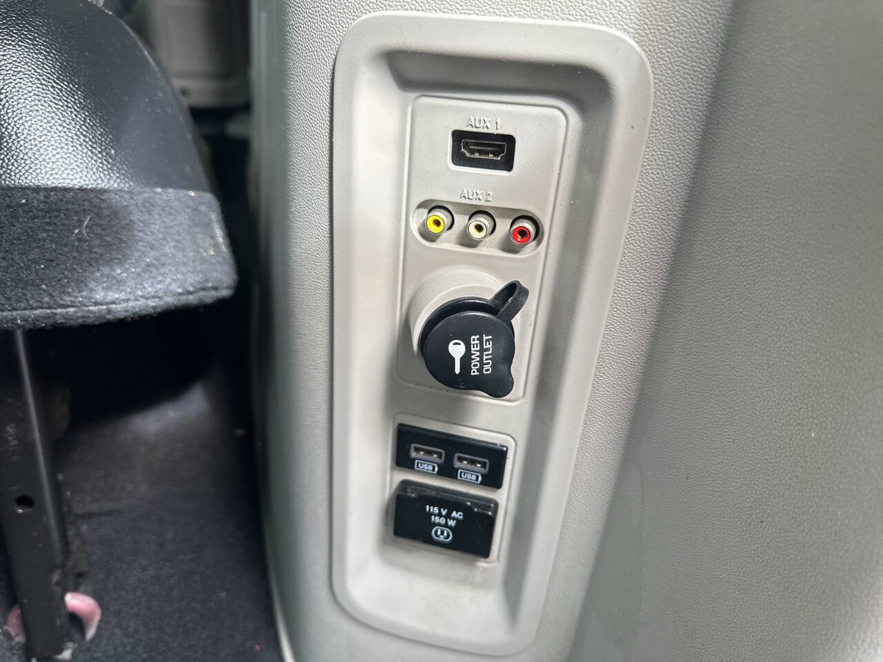 Used 2016 Chrysler Town & Country Touring image 9