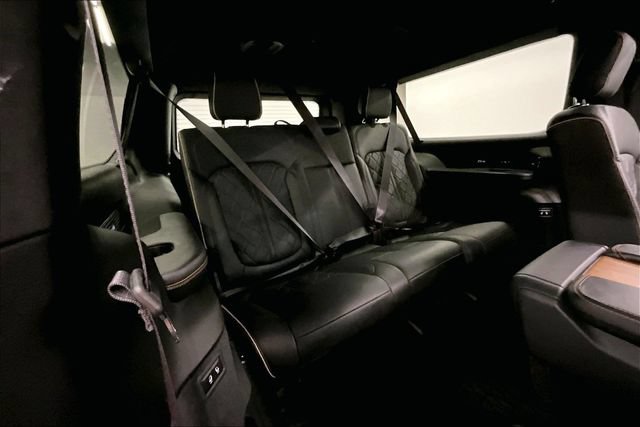 Used 2025 Jeep Grand Wagoneer L Series III w/ Rear-Seat Entertainment Group AWD/4WD image 32