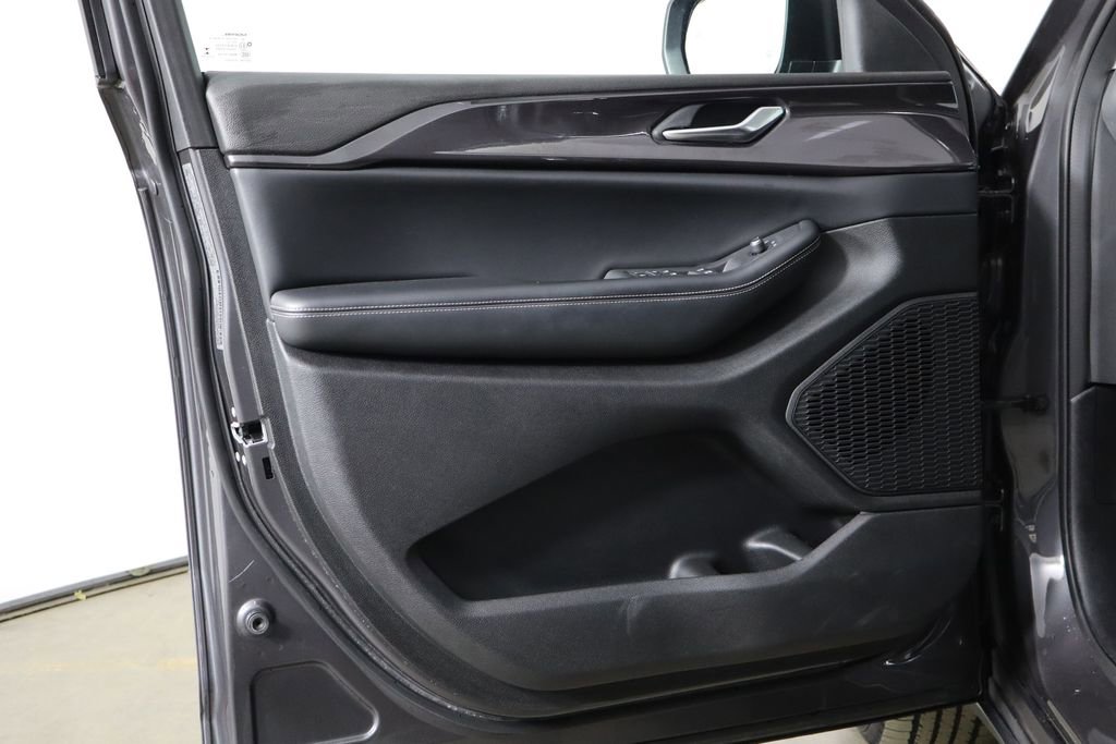 Used 2023 Jeep Grand Cherokee Laredo image 19