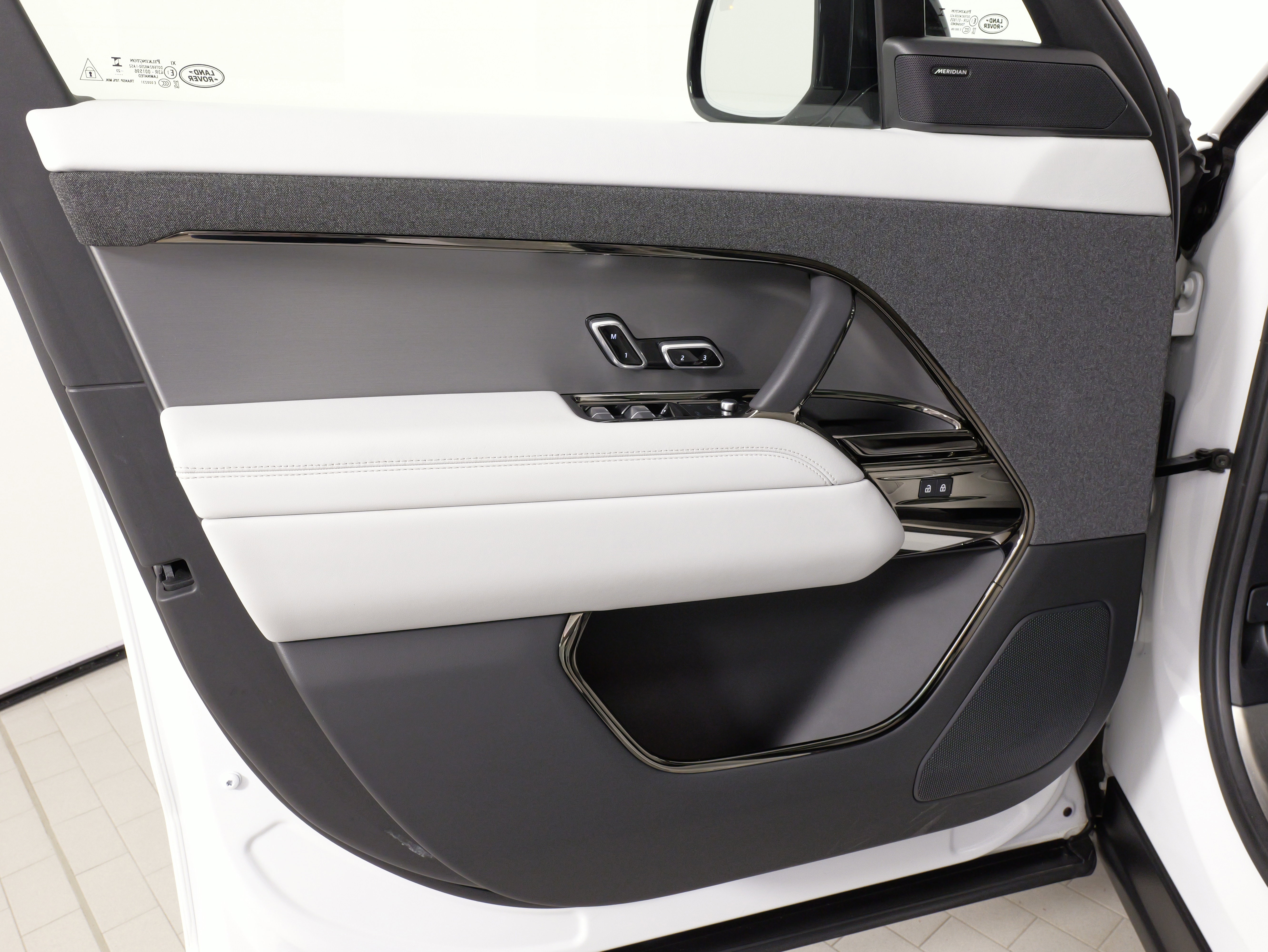 Used 2023 Land Rover Range Rover Sport SE image 25