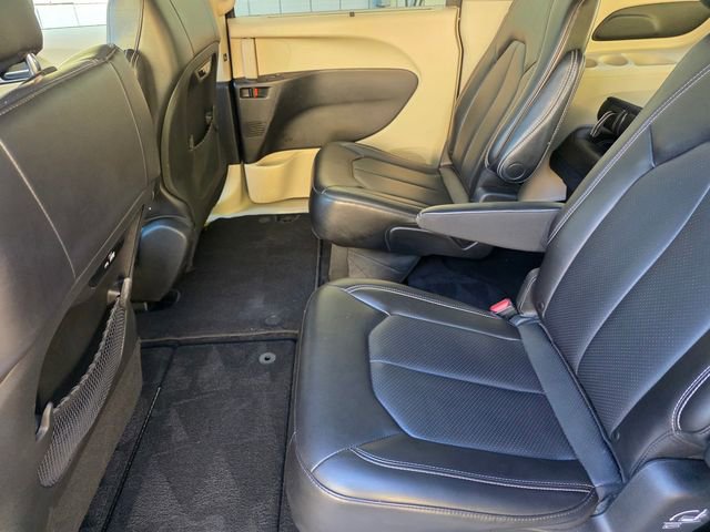 Used 2023 Chrysler Pacifica Touring-L image 12