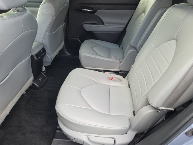Used 2022 Toyota Highlander XLE FWD image 12