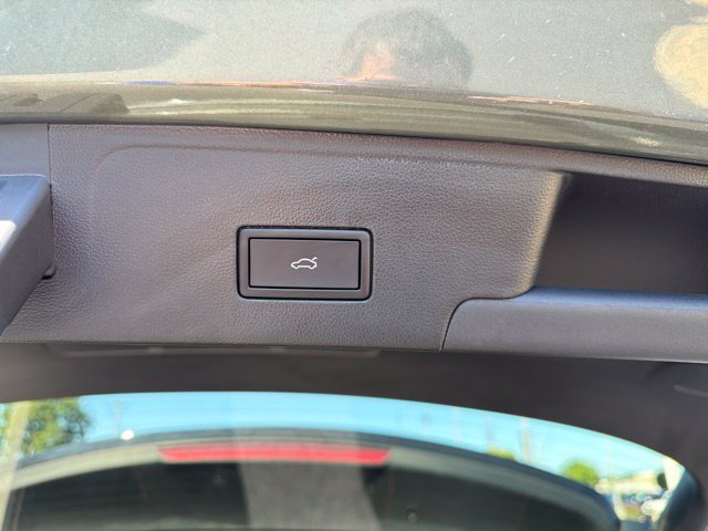 Used 2025 Volkswagen Atlas Cross Sport SEL AWD/4WD image 44