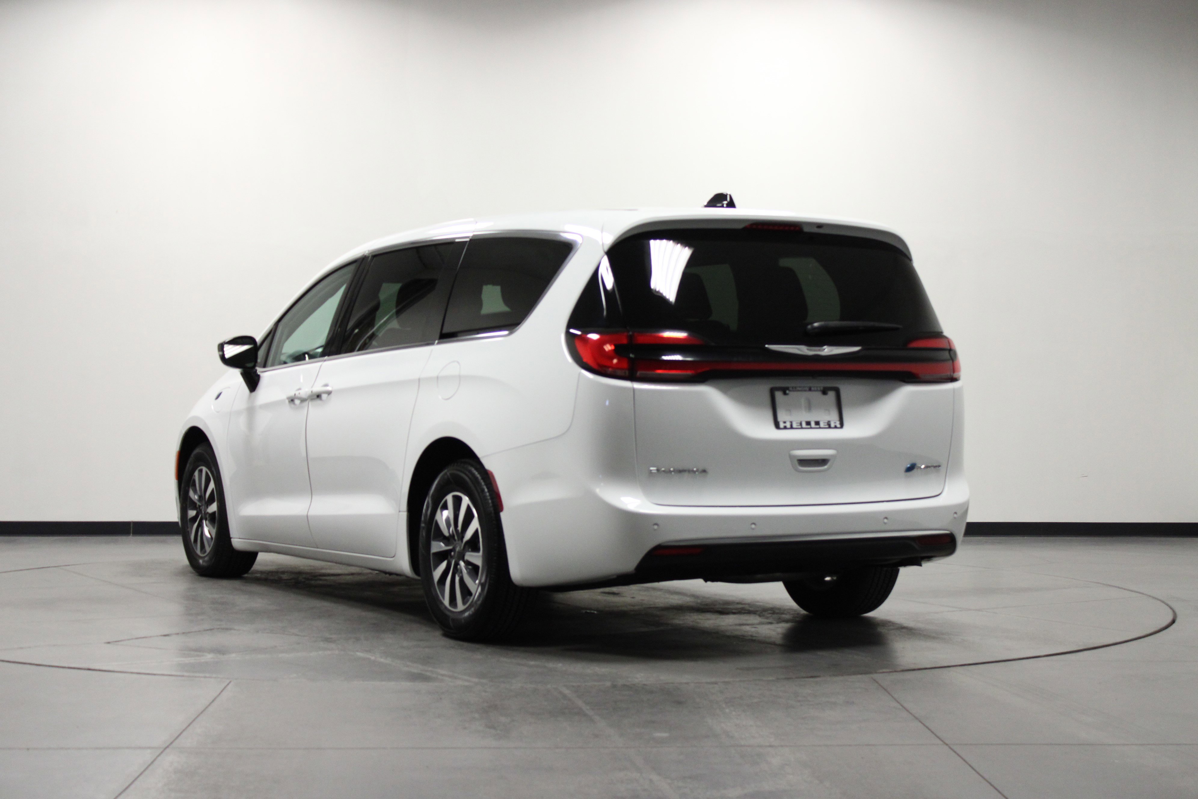 Used 2024 Chrysler Pacifica Select FWD image 6