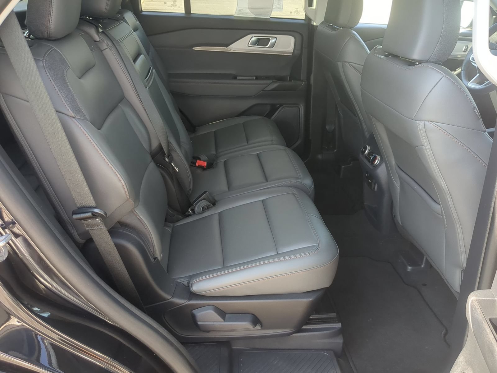 Used 2025 Ford Explorer Active w/ Active Comfort Package AWD/4WD image 30