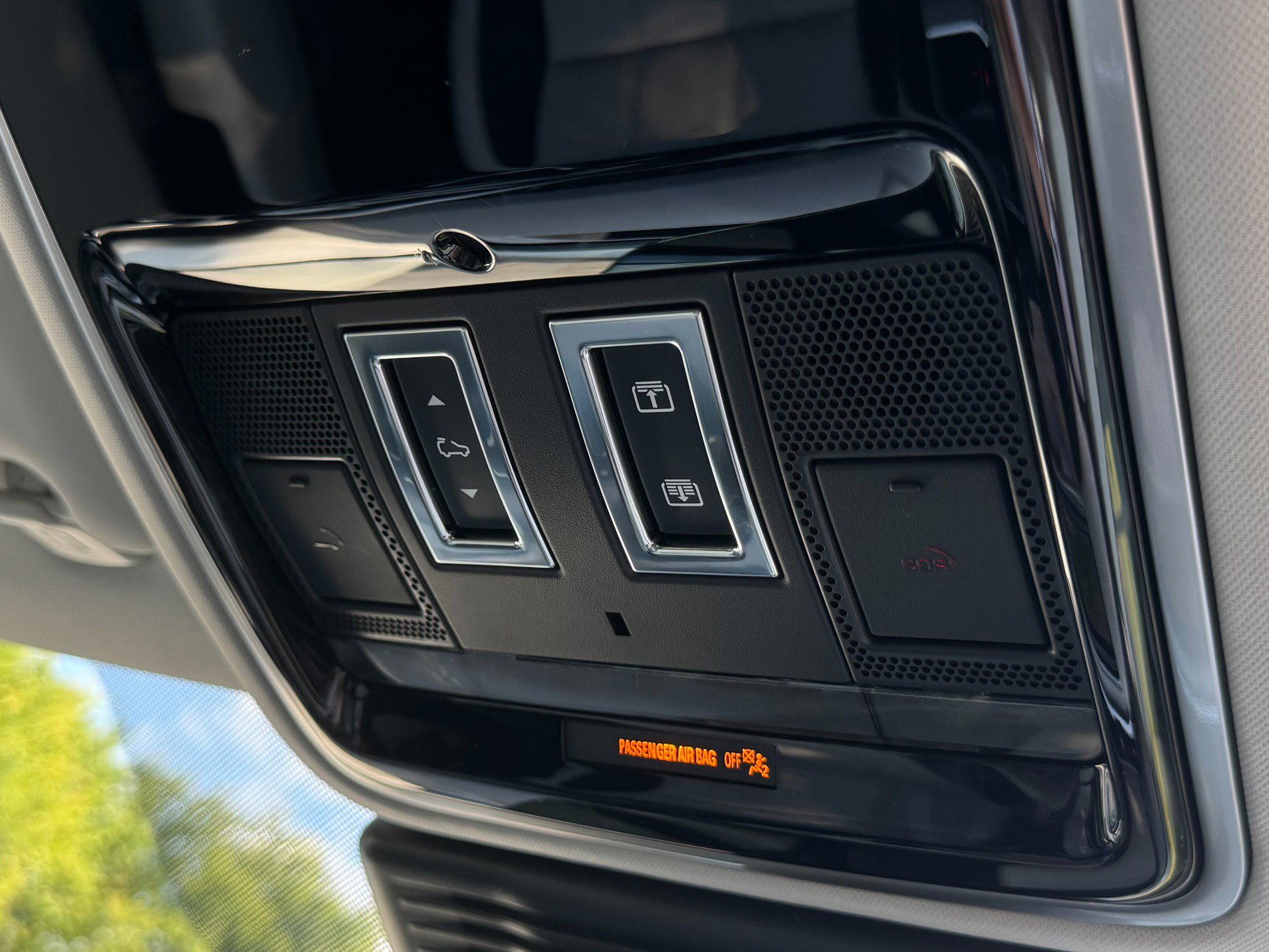 Used 2023 Land Rover Range Rover Velar R-Dynamic S image 34