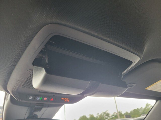 Used 2025 Chevrolet Traverse LT w/ Driver Confidence Package FWD image 24