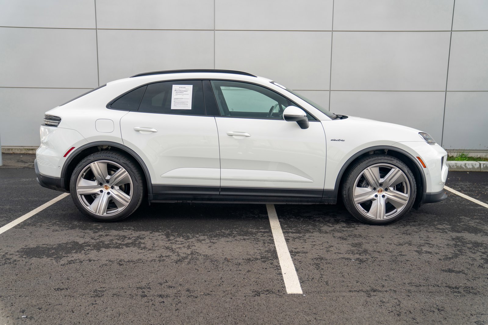 Certified 2025 Porsche Macan Electric image 8