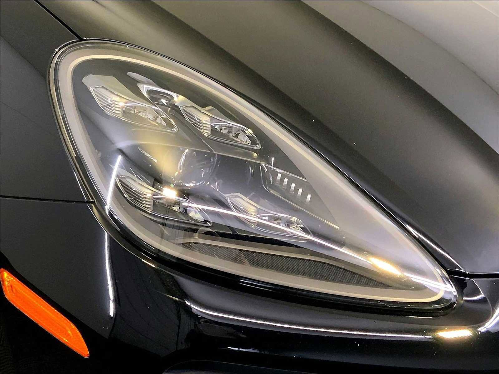 Certified 2022 Porsche Cayenne Platinum Edition image 12