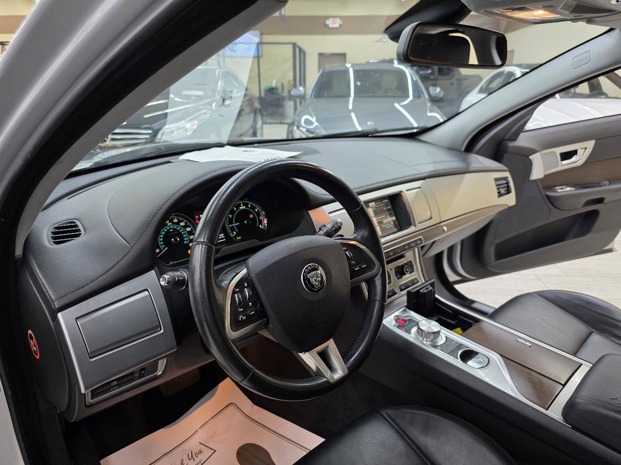 Used 2014 Jaguar XF RWD image 18