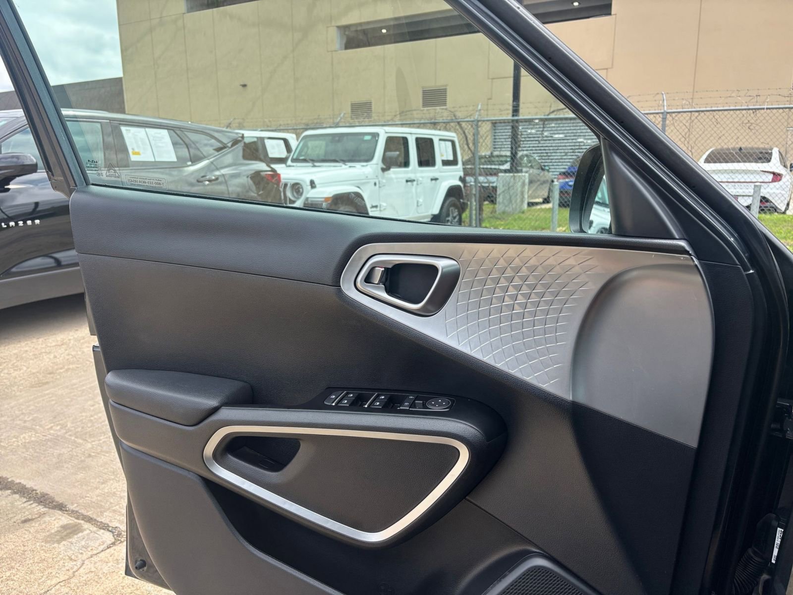 Used 2025 Kia Soul LX w/ LX Technology Package FWD image 18
