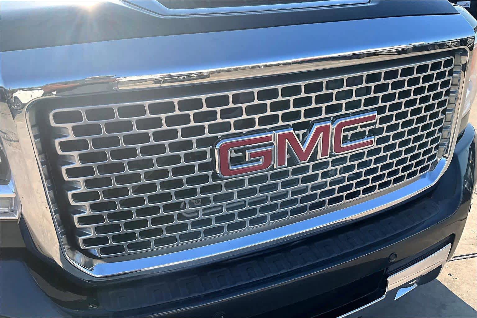 Used 2017 GMC Sierra 2500 Denali w/ Duramax Plus Package AWD/4WD image 30