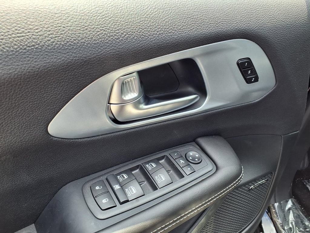 New 2026 Chrysler Pacifica Limited w/ Uconnect Theater Family Group FWD image 18