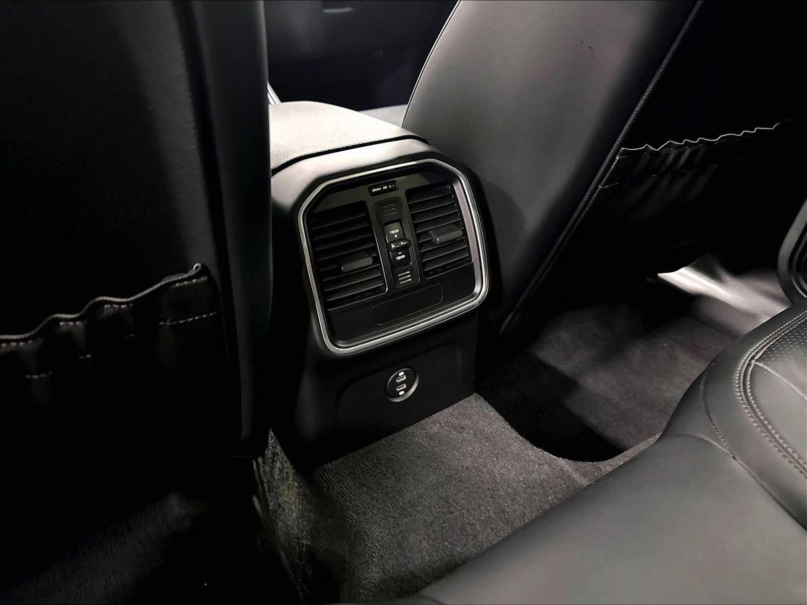 Used 2026 Porsche Macan AWD/4WD image 25