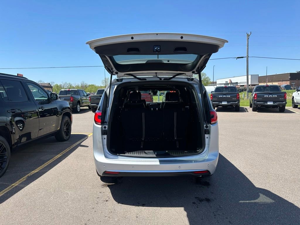 Certified 2026 Chrysler Pacifica Limited AWD/4WD image 6