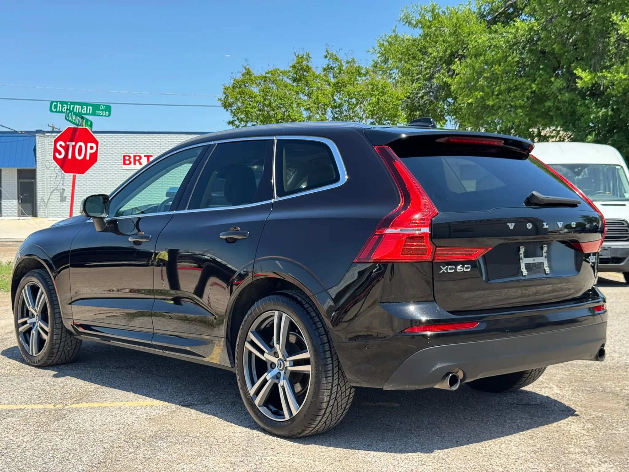 Used 2018 Volvo XC60 T5 Momentum w/ Convenience Package AWD/4WD image 4
