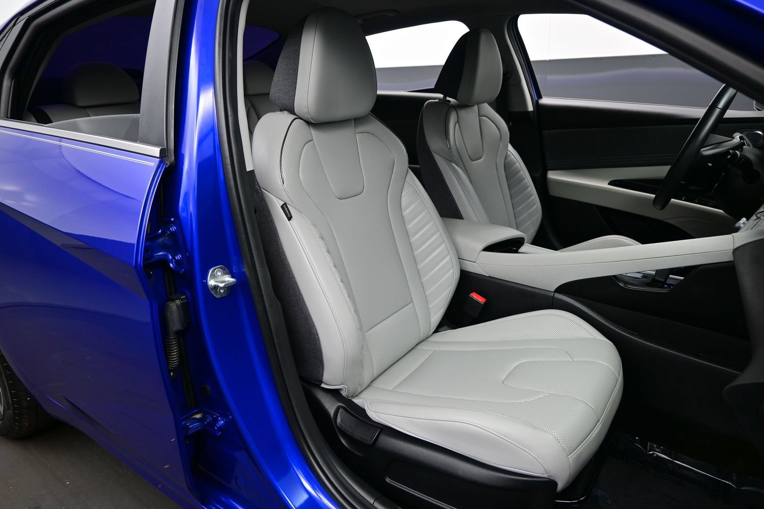 Certified 2025 Hyundai Elantra Limited FWD image 14