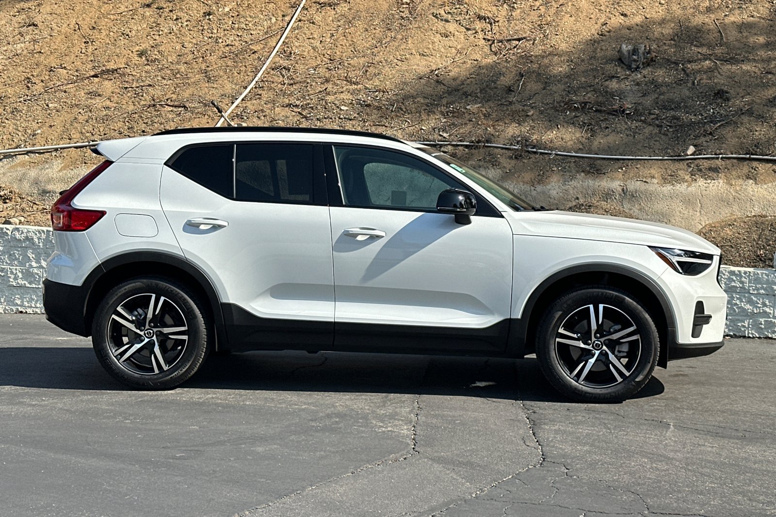 Certified 2026 Volvo XC40 B4 Core w/ Protection Package FWD image 3