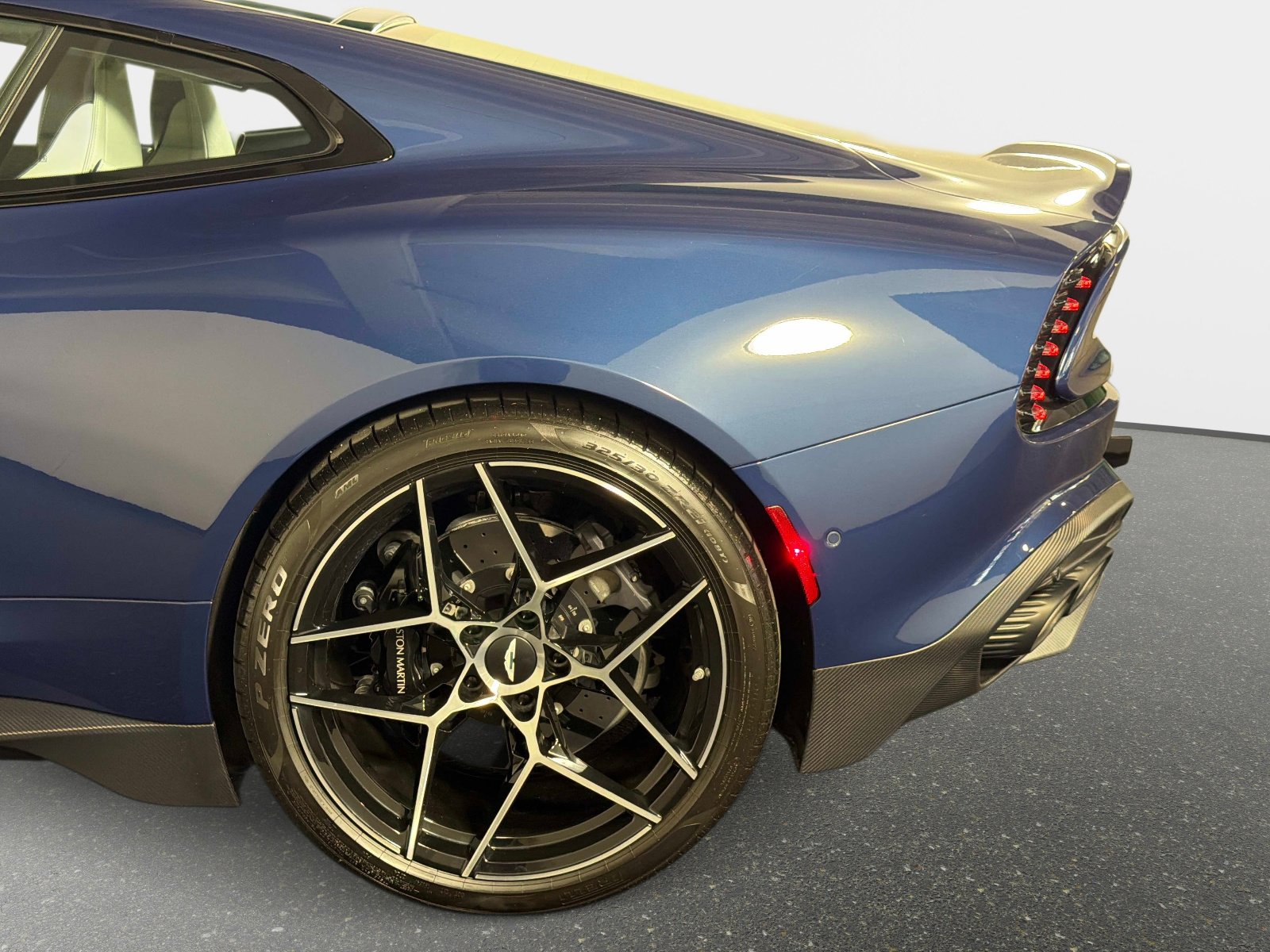 Used 2025 Aston Martin Vanquish image 19