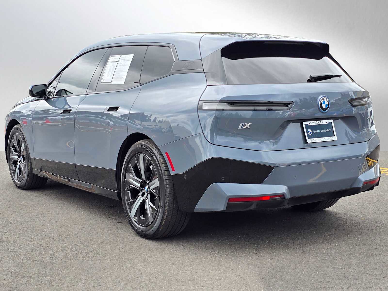 Used 2023 BMW iX xDrive50 w/ Premium Package AWD/4WD image 5