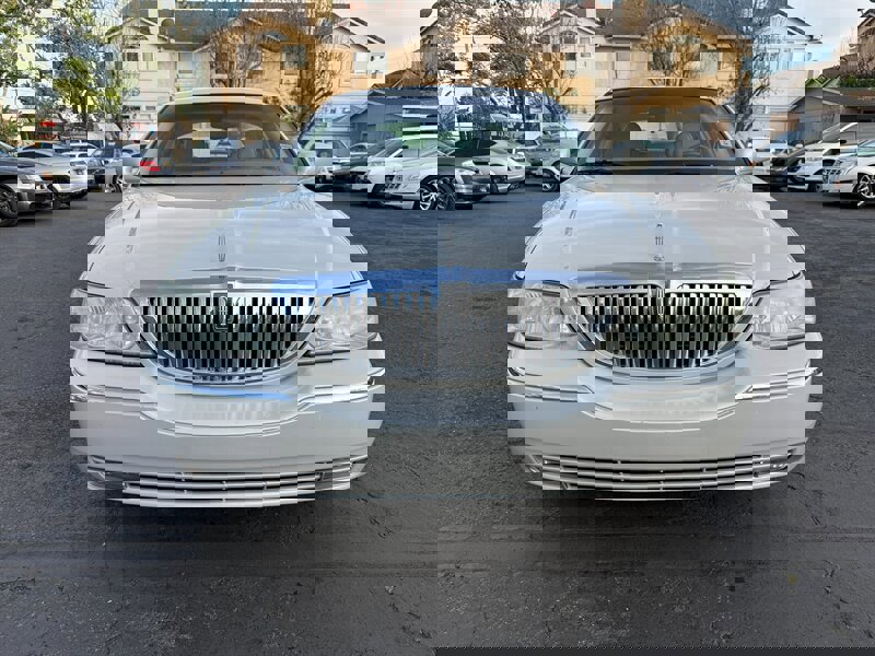 Used 2007 Lincoln Town Car Designer Series image 2