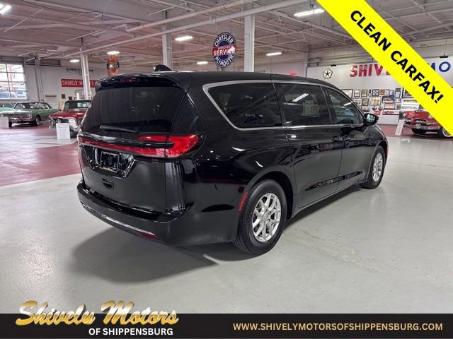 Used 2024 Chrysler Pacifica Touring image 5