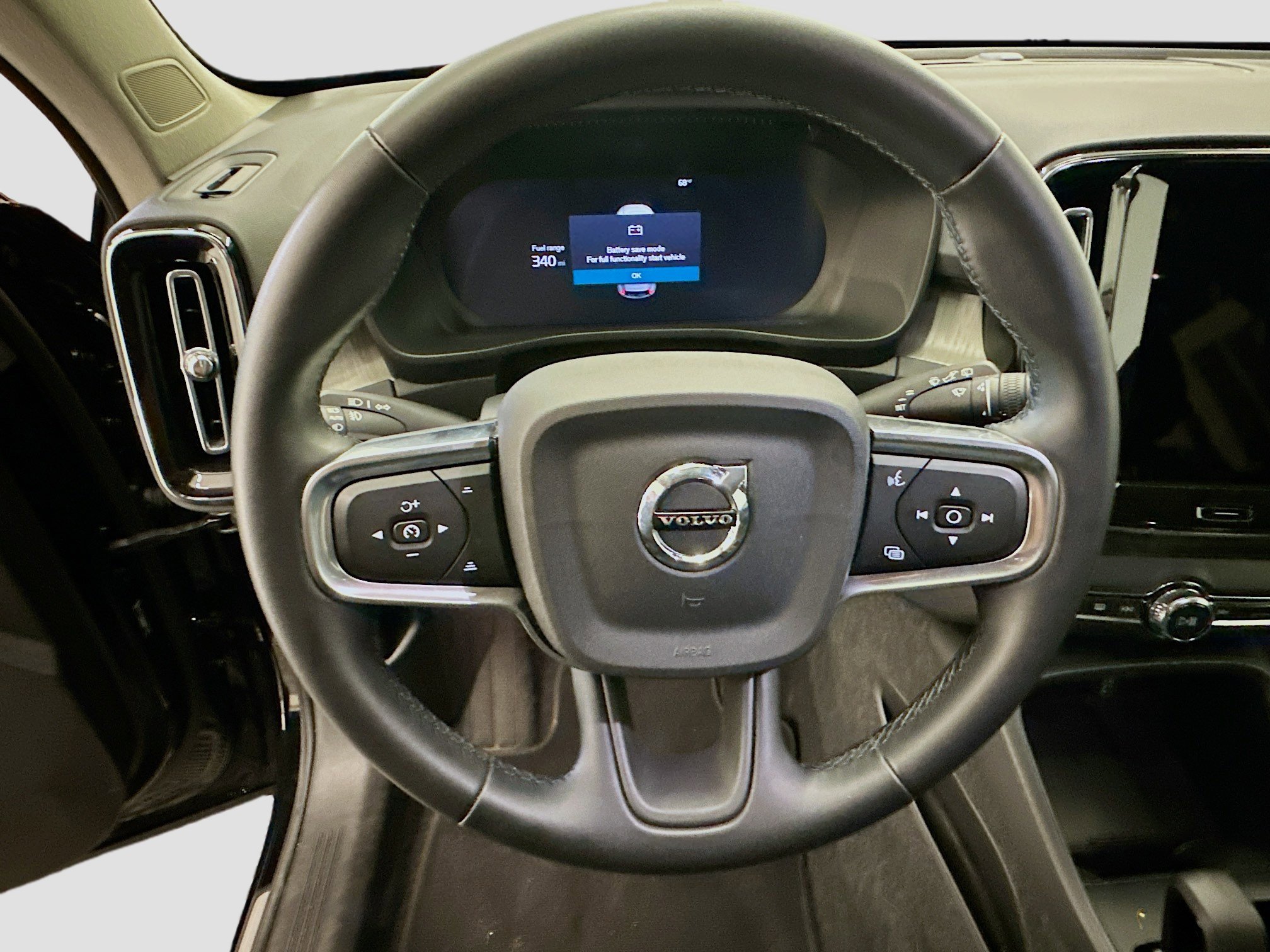 Used 2025 Volvo XC40 B5 Core image 18