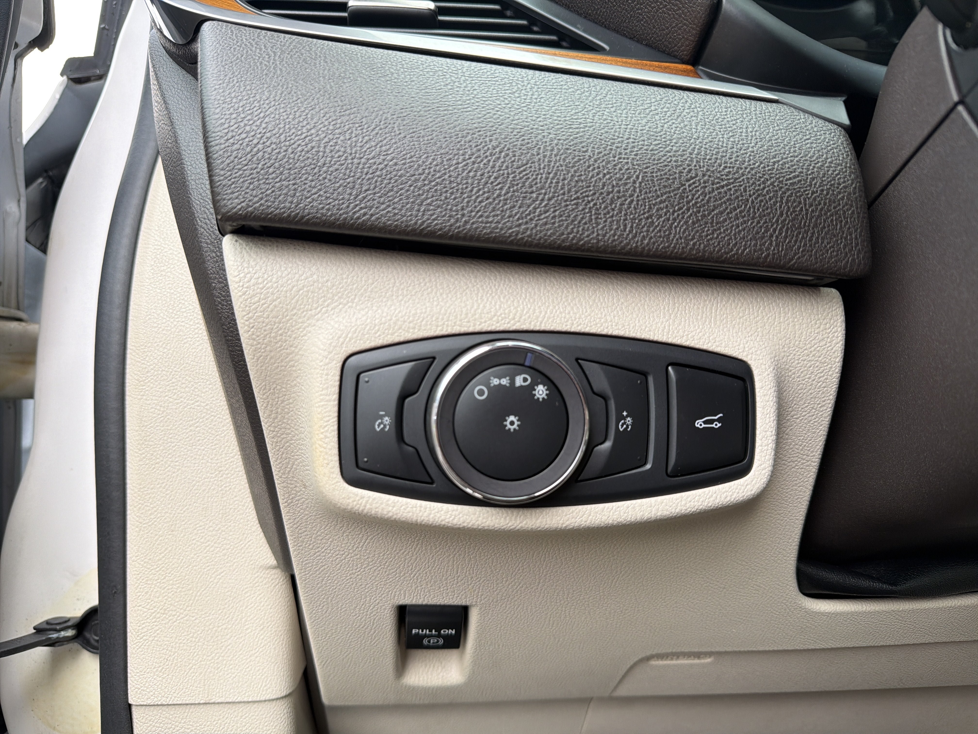 Used 2019 Lincoln MKC Select w/ Select Plus Package AWD/4WD image 13