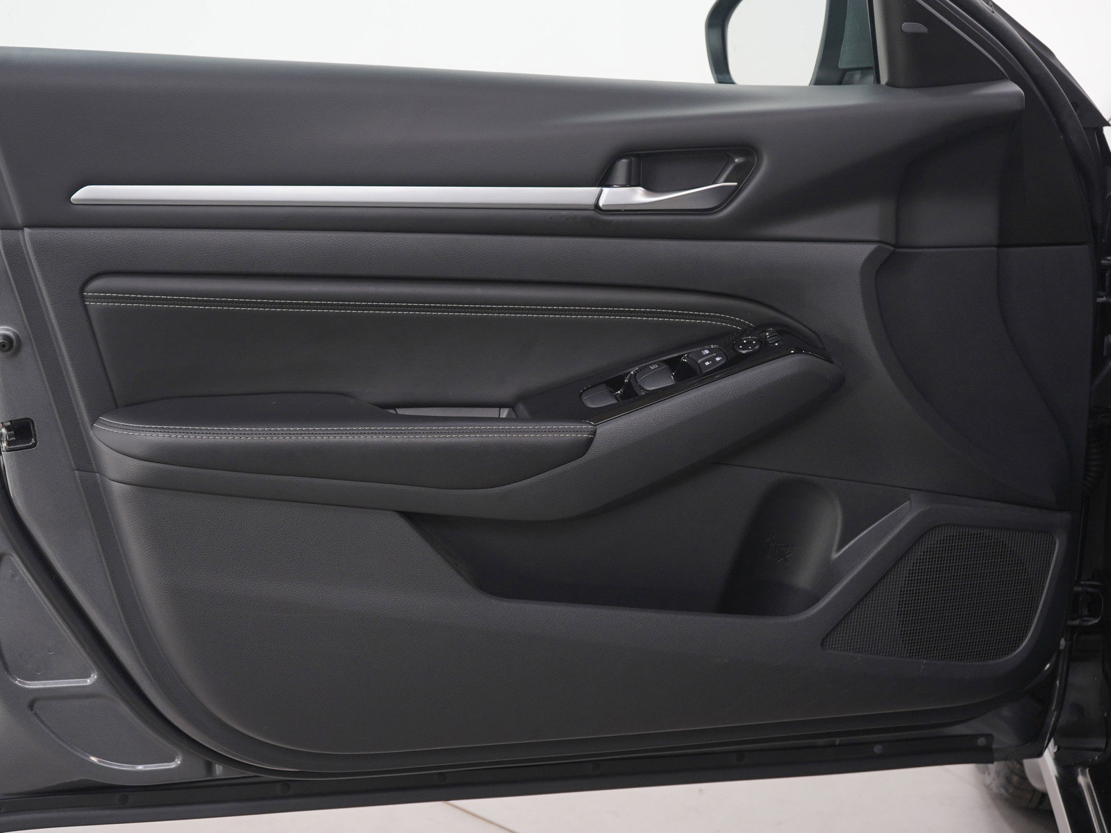 Used 2023 Nissan Altima 2.5 SV w/ SV Premium Package image 17