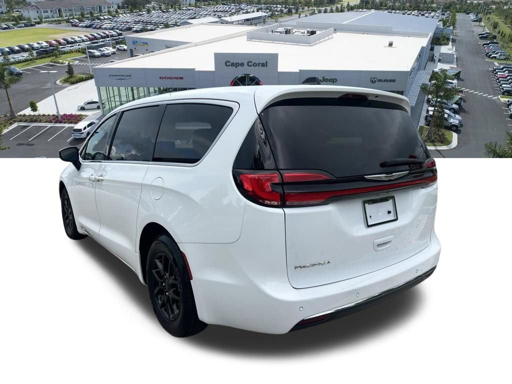 Used 2023 Chrysler Pacifica Touring-L FWD image 9