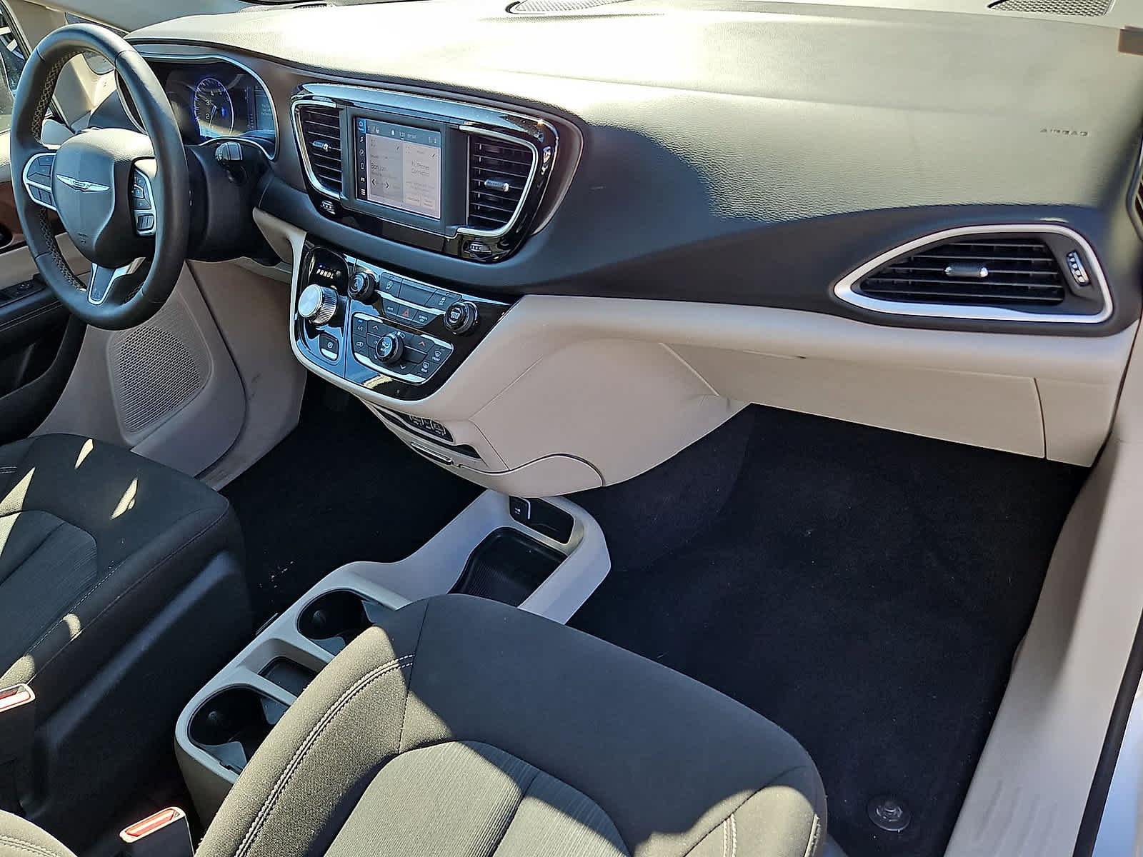 Used 2024 Chrysler Voyager LX FWD image 33