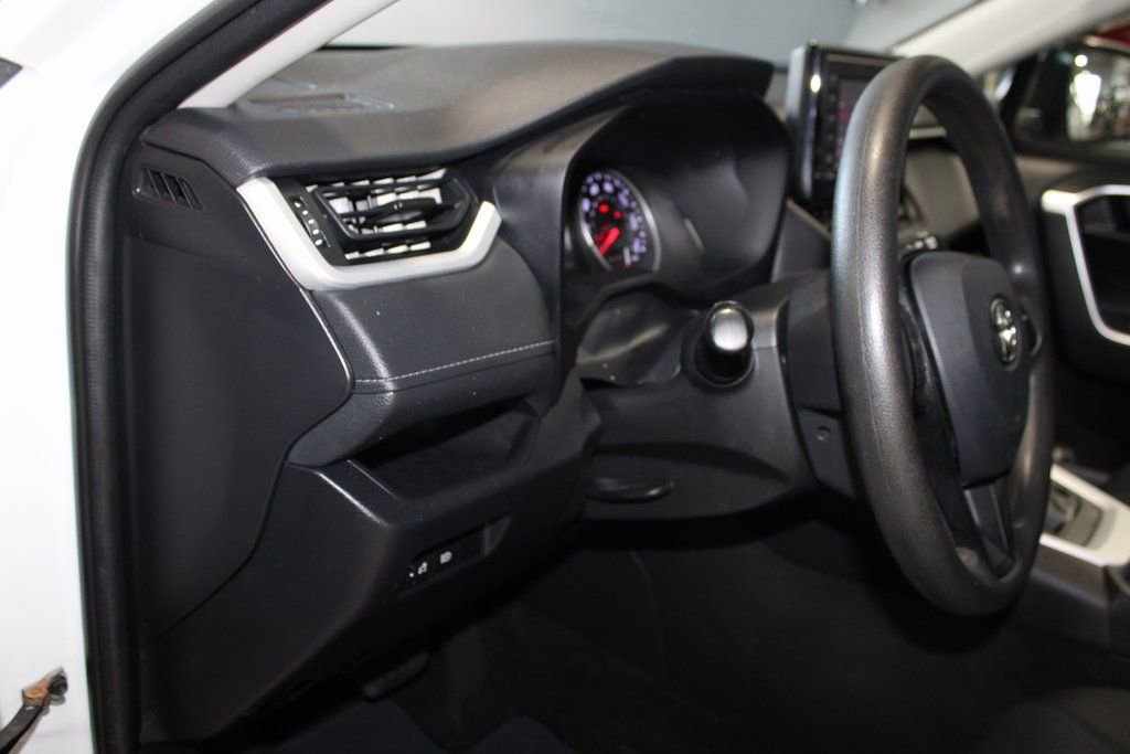 Used 2021 Toyota RAV4 LE image 10