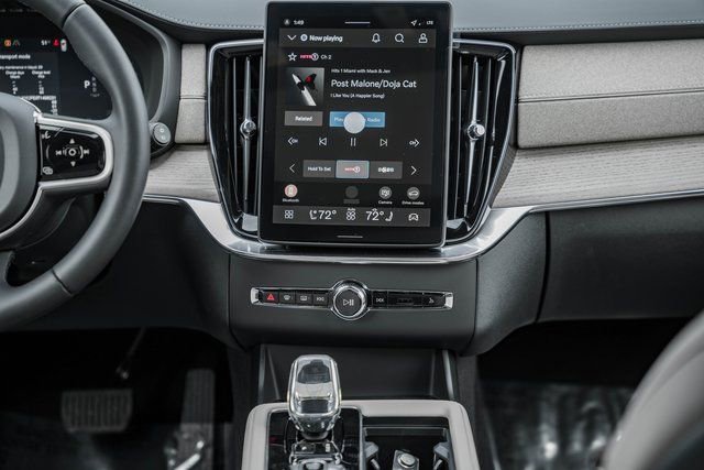 New 2026 Volvo XC90 B6 Plus w/ Protection Package Premier image 21