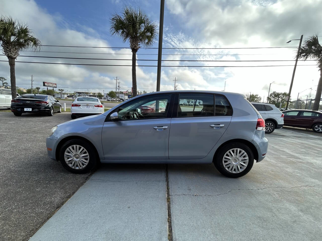 Used 2010 Volkswagen Golf 4-Door image 2