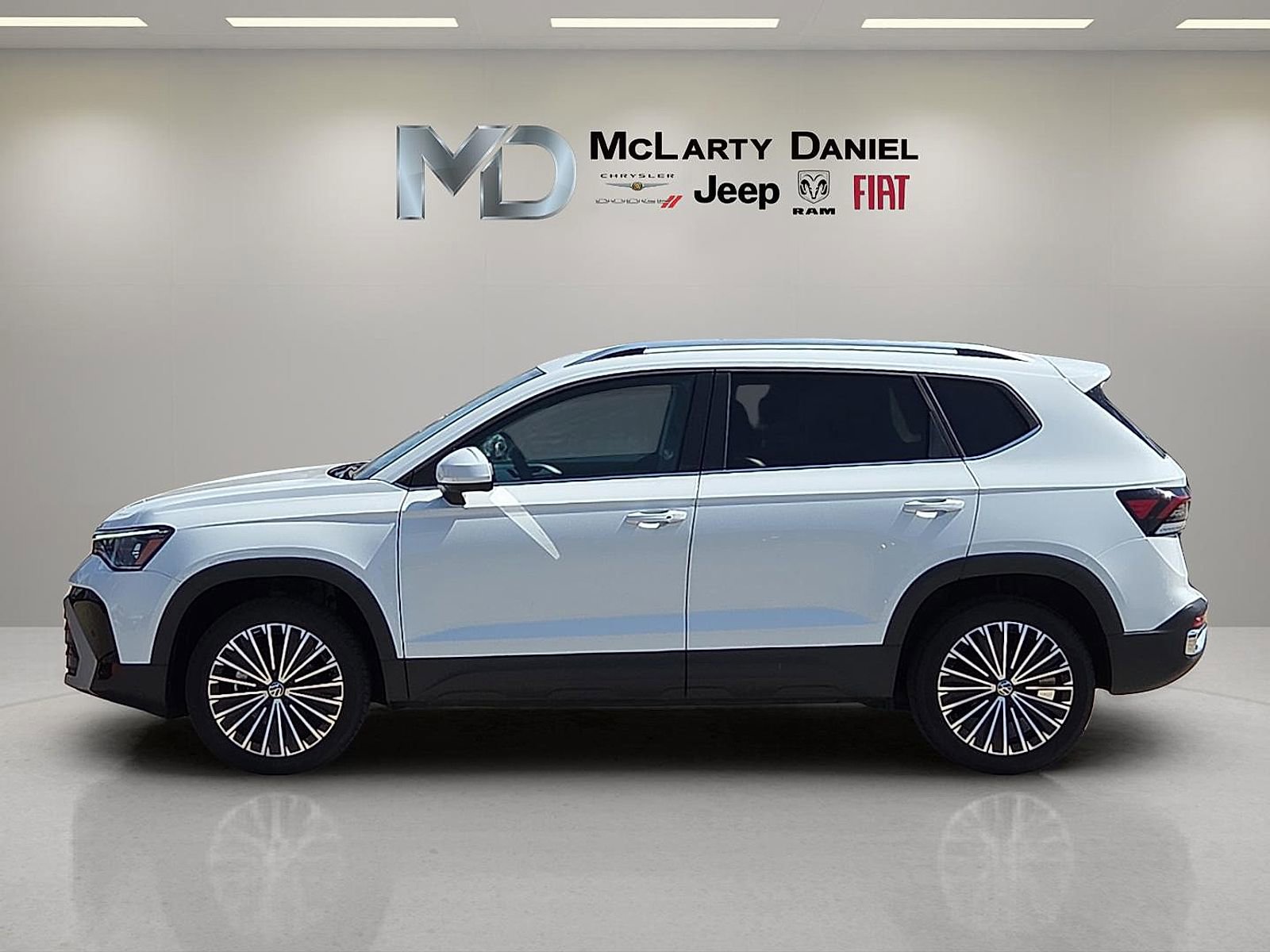 Used 2025 Volkswagen Taos SE image 3