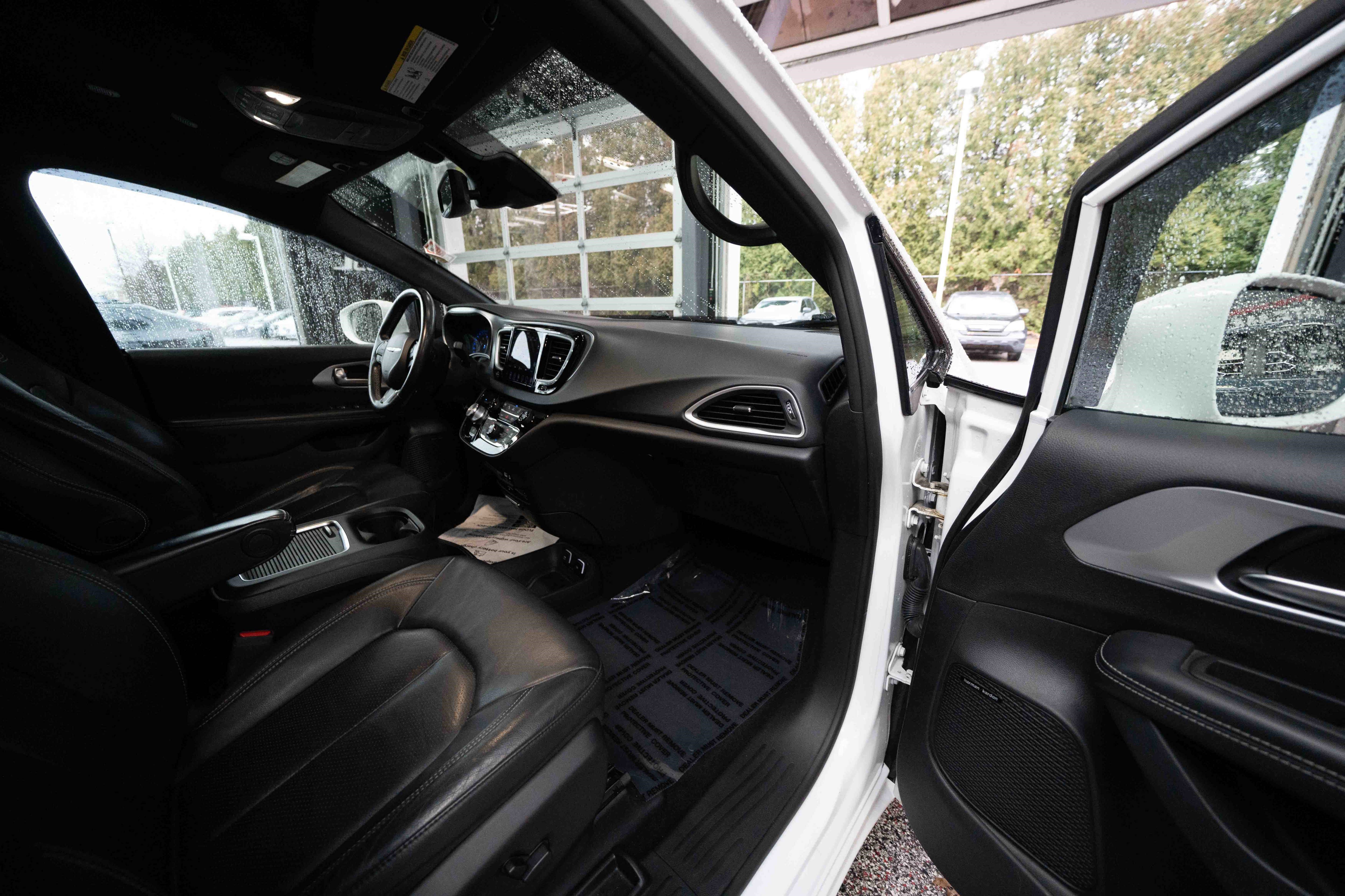 Used 2020 Chrysler Pacifica Touring-L Plus w/ Advanced Safetytec Group image 26