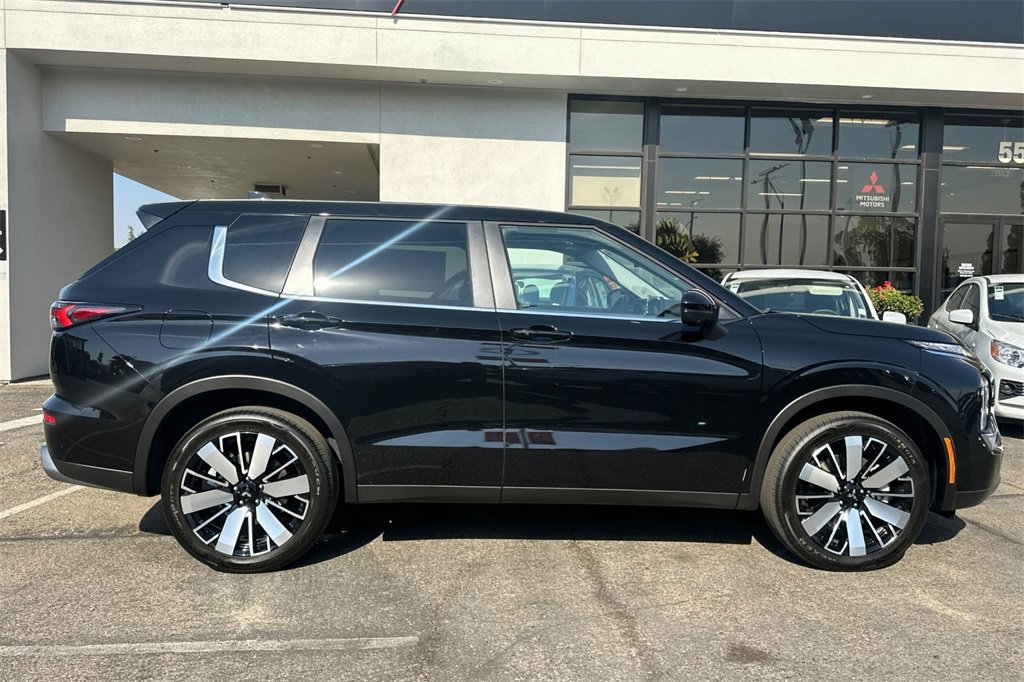 New 2025 Mitsubishi Outlander SE image 4