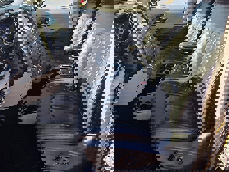 Used 2024 Chrysler Pacifica Touring-L image 9