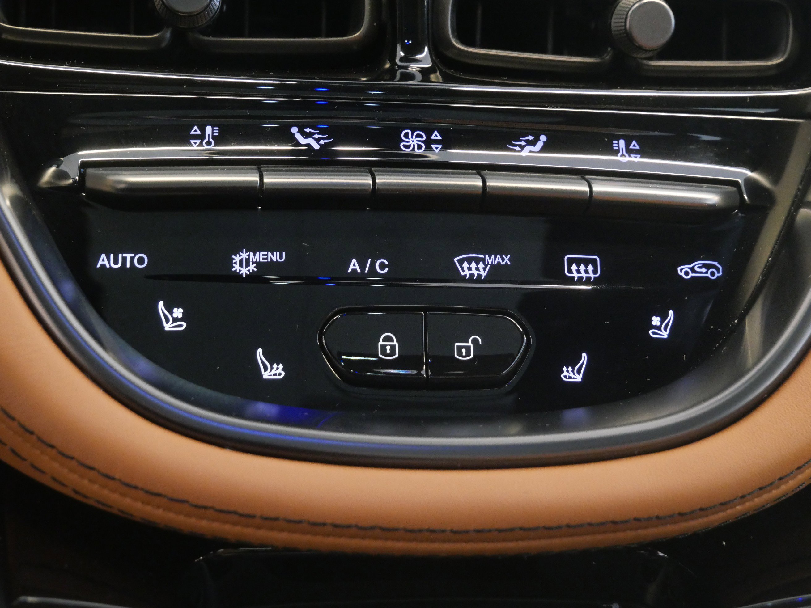 Used 2023 Aston Martin DBX image 34