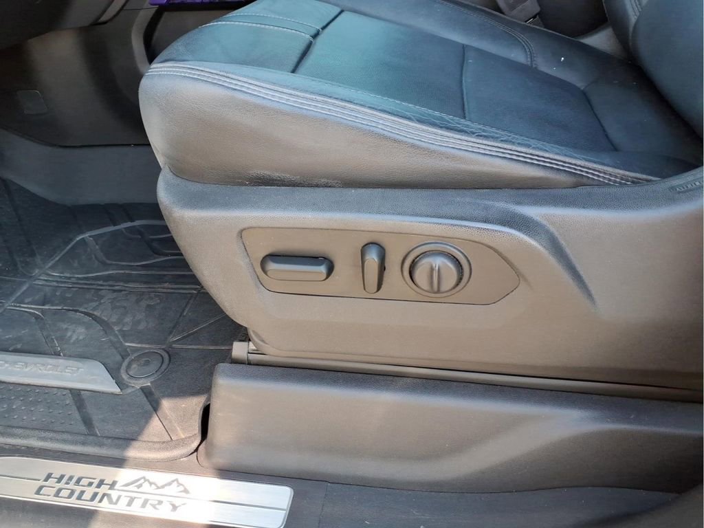 Used 2019 Chevrolet Silverado 1500 High Country w/ Technology Package AWD/4WD image 16