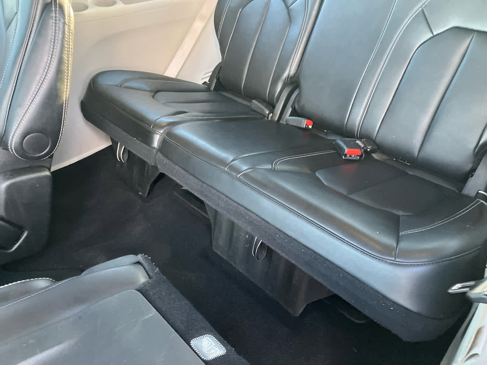 Used 2024 Chrysler Pacifica Touring-L image 38