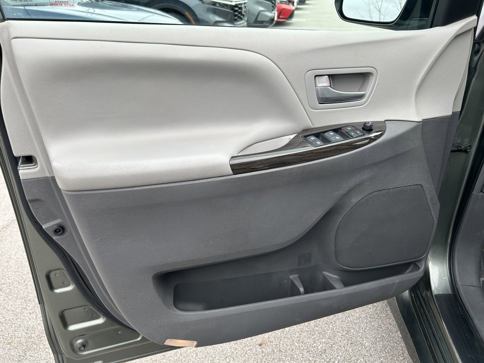 Used 2018 Toyota Sienna XLE w/ Carpet Mat Package image 10