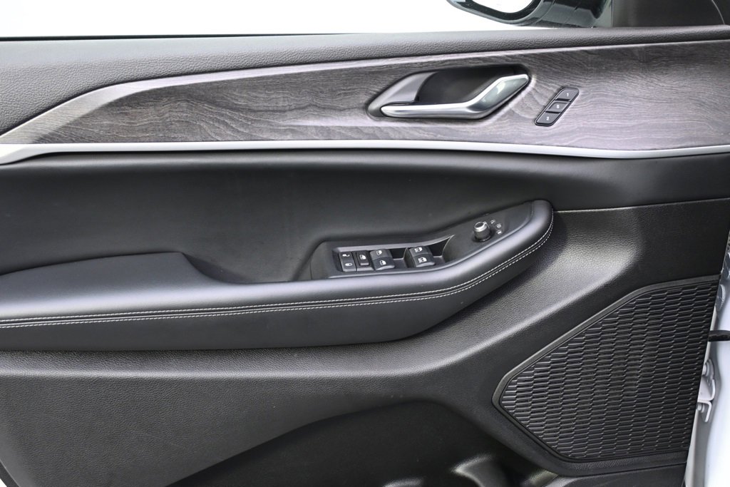 Used 2024 Jeep Grand Cherokee L Limited image 23