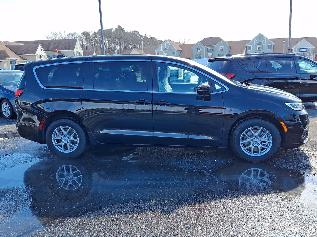 New 2026 Chrysler Pacifica Select image 4