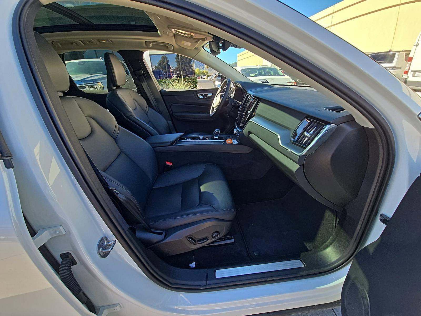 Used 2025 Volvo XC60 B5 Core image 18